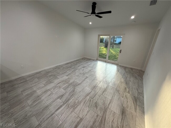 Building Photo - 447 Camrose St