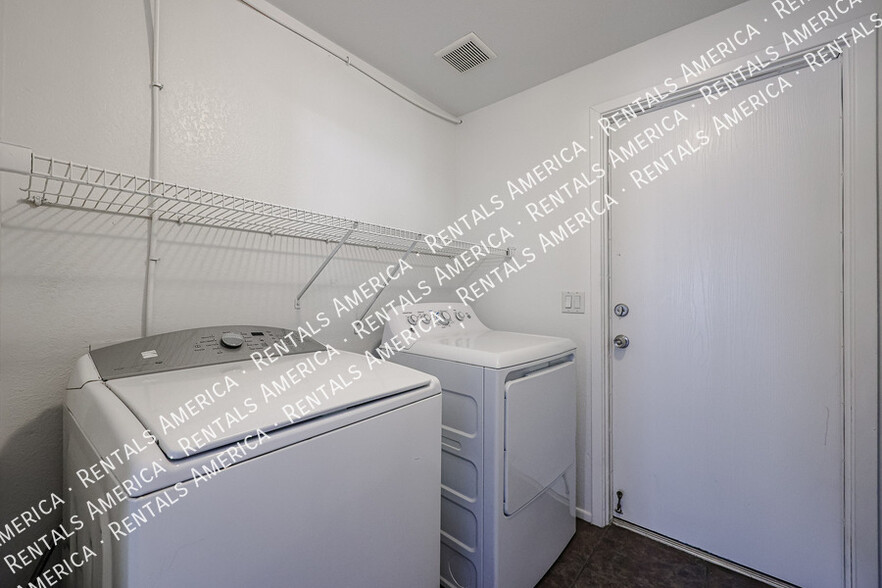 Building Photo - 967 E Rockwell Dr