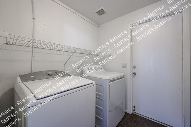 Building Photo - 967 E Rockwell Dr