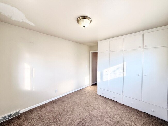 Building Photo - Ideal For Student Housing