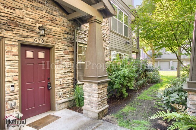 Building Photo - 670 NE Roydon Ln