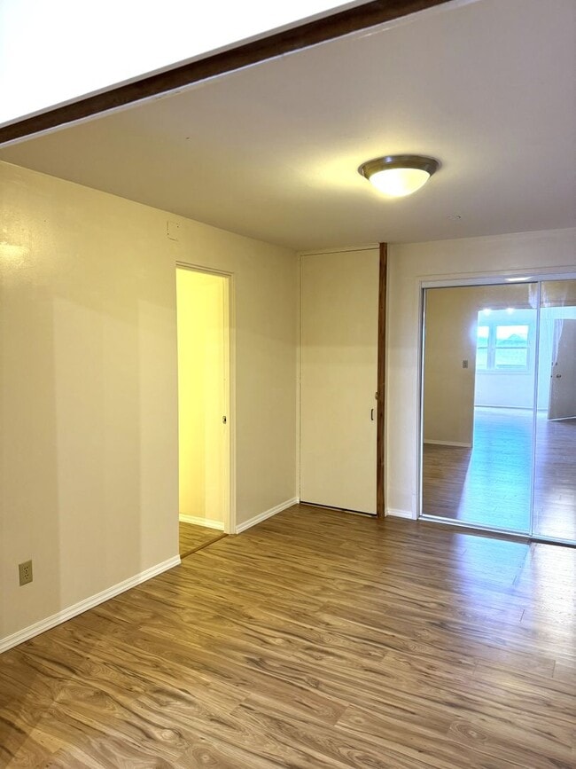 Building Photo - Highly Desirable Dowsett - Move-in Ready One Bedroom - Internet Included!