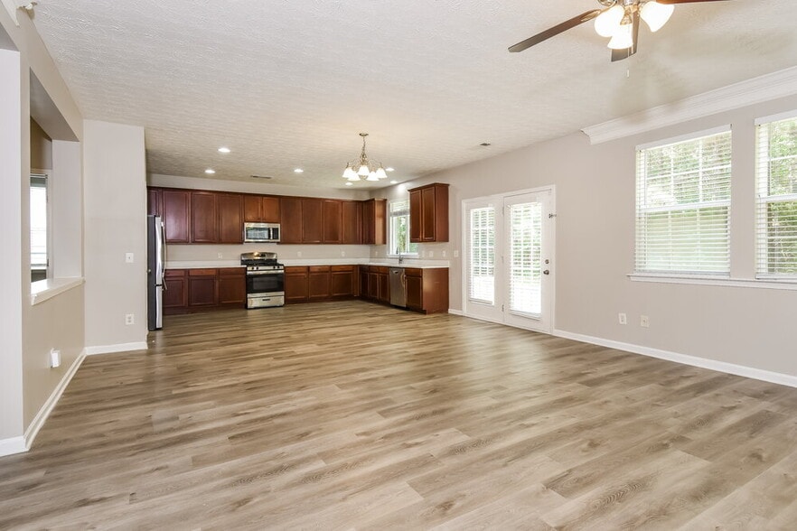Building Photo - 2110 Valley Creek Dr