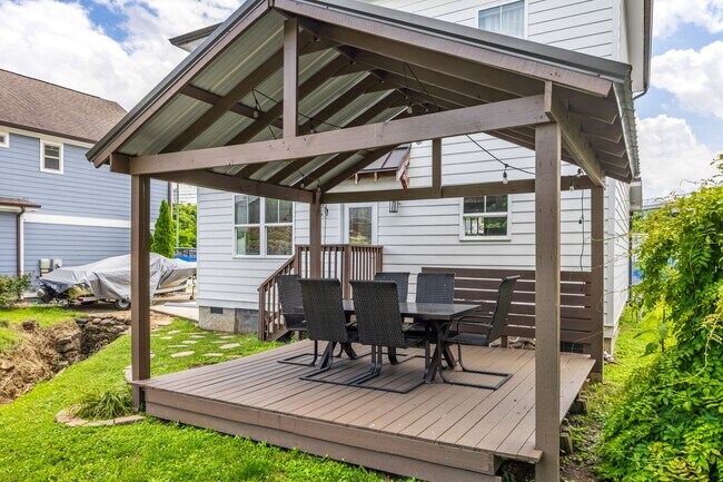 Building Photo - 213 Winchester St