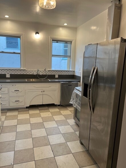 Building Photo - 926 S Curson Ave