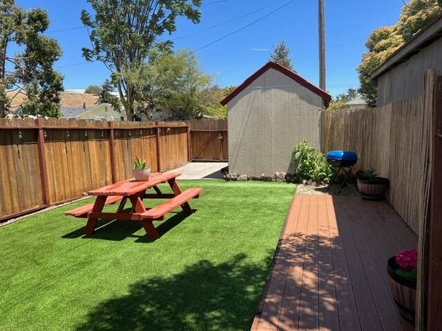 Backyard win zero maintnence yard, picnic table, BBQ area and a huge storage shed - 333 Mapleton Ave