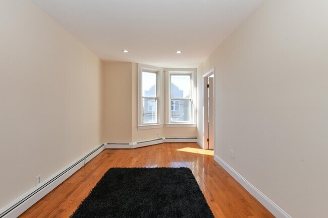 Building Photo - 1402 8TH St