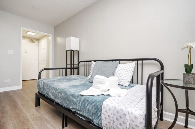 Building Photo - 300 W Peachtree St NW