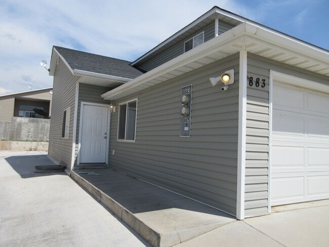 Building Photo - 7 bedroom, 3 bathroom twin home