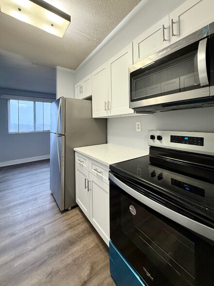 Building Photo - 120 Huntington Turnpike