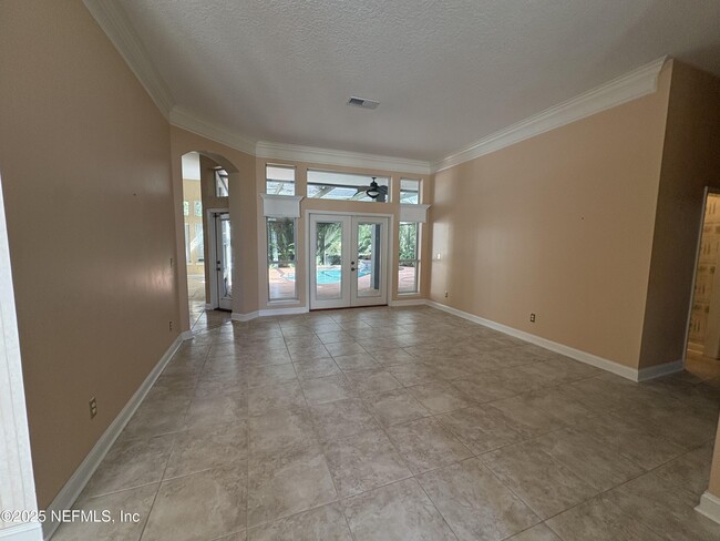 Building Photo - 585 Golden Links Dr