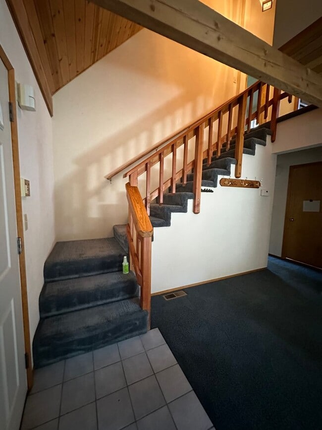 Building Photo - Great End Of Street location -  3 bedroom,...