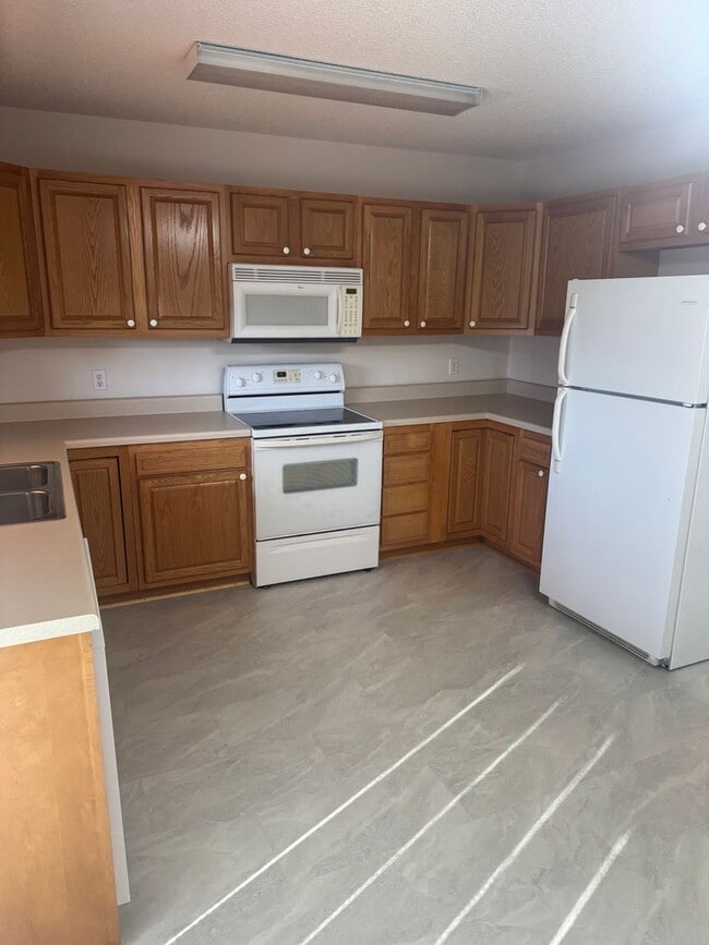 Building Photo - Updated Townhouse In Hunter Hills