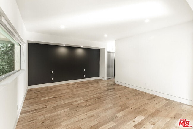 Building Photo - 16540 Moorpark St