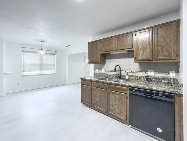 Building Photo - LOVELY STRAWBRIDGE HOME FOR RENT!!!