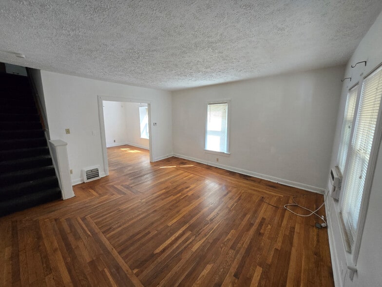 Primary Photo - 1047 Murray Ave