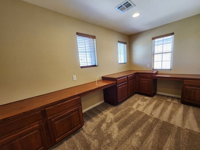 Building Photo - Stunning 4 Bed 3 Bath 2 Story Home with Loft