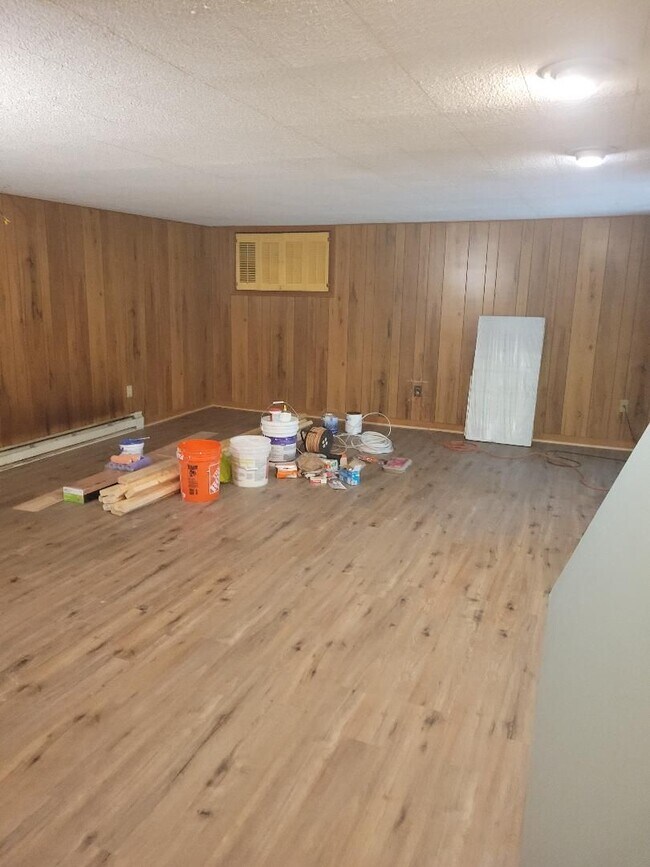 Building Photo - 5 bedroom 3 bath in Town Acres Subdivision