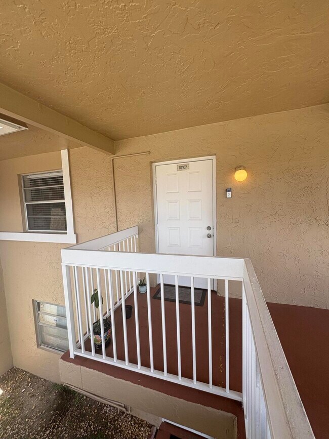 Building Photo - 10107 Twin Lakes Dr