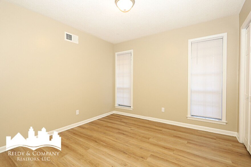 Building Photo - 3054 Pine Allee Cove