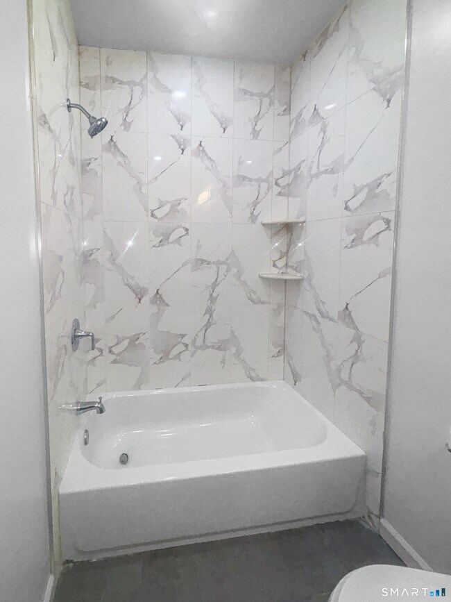 Building Photo - 1042 Iranistan Ave