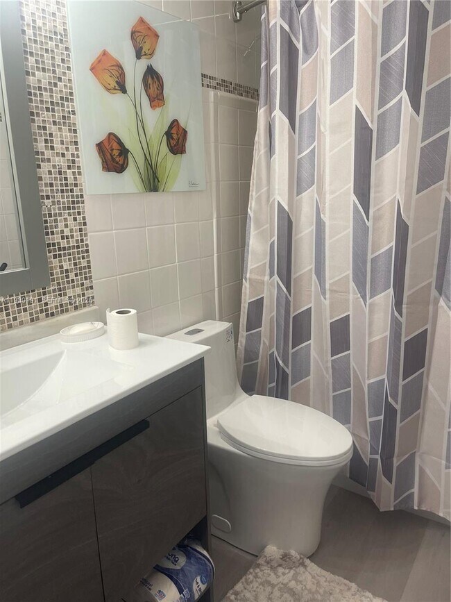 Building Photo - 581 Blue Heron Dr