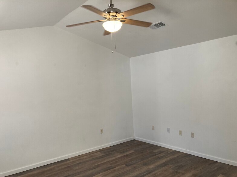 Building Photo - 7219 Pro Ln