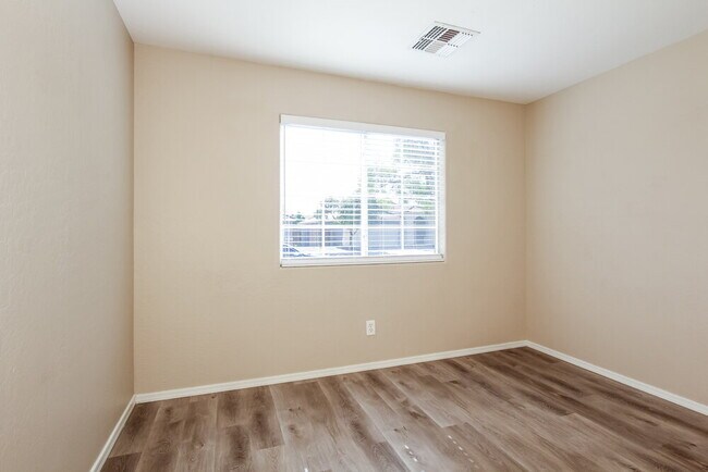 Building Photo - 15316 W Laurel Ln