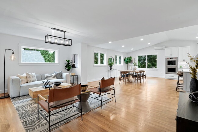 Building Photo - "Luxurious 6-Bed, 6-Bath Arlington Retreat...
