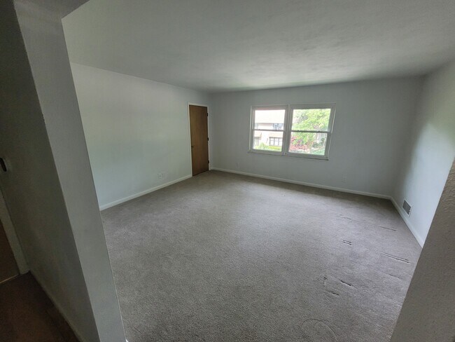 Building Photo - 25 E Schantz Ave