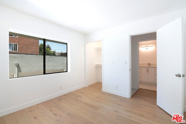 Building Photo - 231 E Hyde Park Blvd