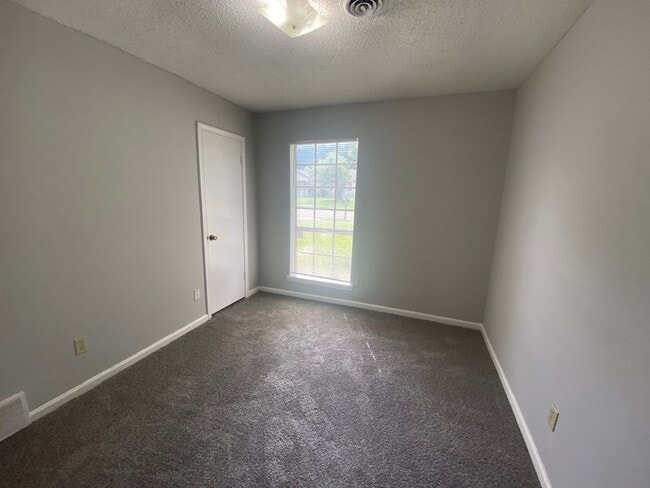 Building Photo - 5373 Sputnik Dr