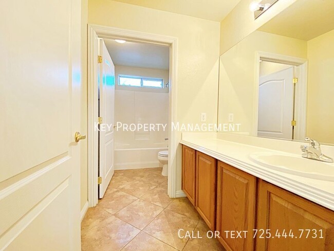 Building Photo - SINGLE STORY 2 BEDROOM TOWNHOME NEAR 215/N...