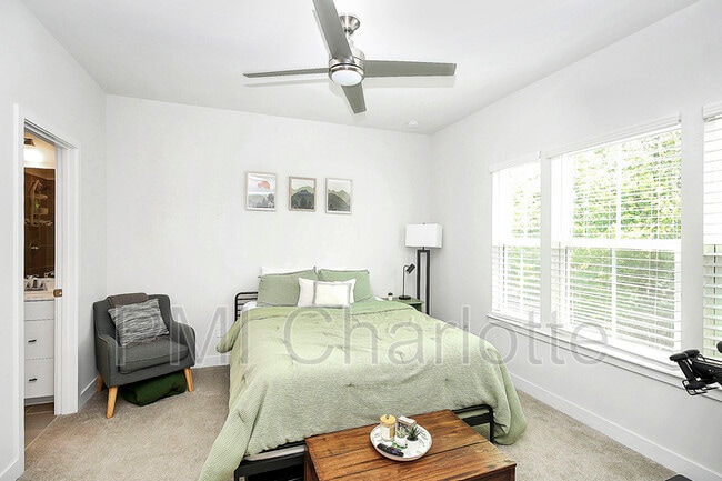 Building Photo - 256 Parkwood Ave