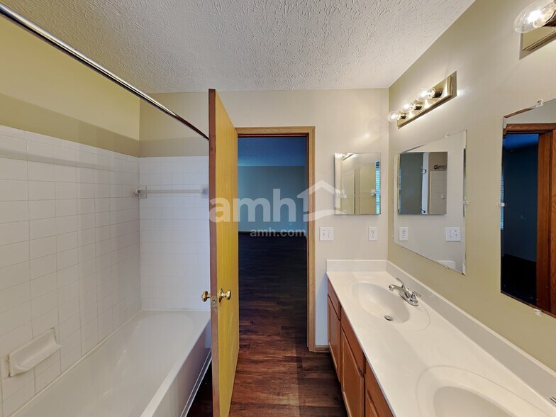 Building Photo - 1840 Pine Grove Pl