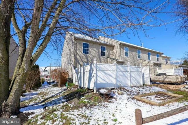 Building Photo - Updated 2 Bed 2 Bath Townhouse in Marietta