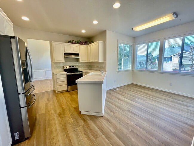 Building Photo - Stylish Bull Mountain Home – 3 Bed, 2.5 Ba...