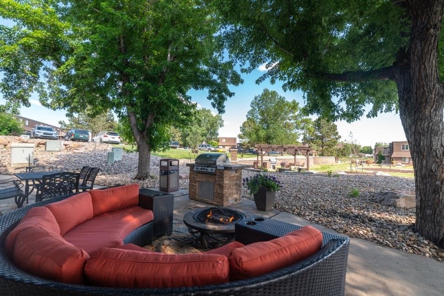 Building Photo - LaCrosse Estates Apartment Homes