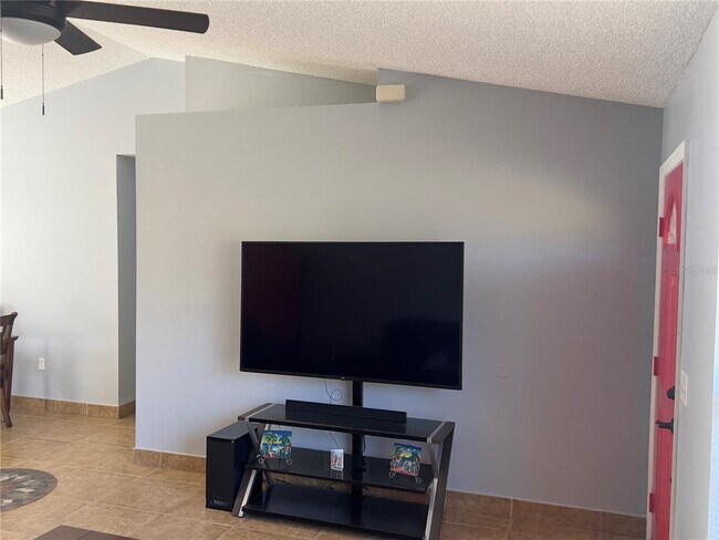 Building Photo - 825 Charles Ave