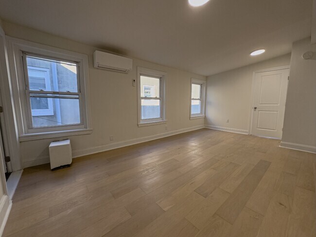 Building Photo - 2039 Green St