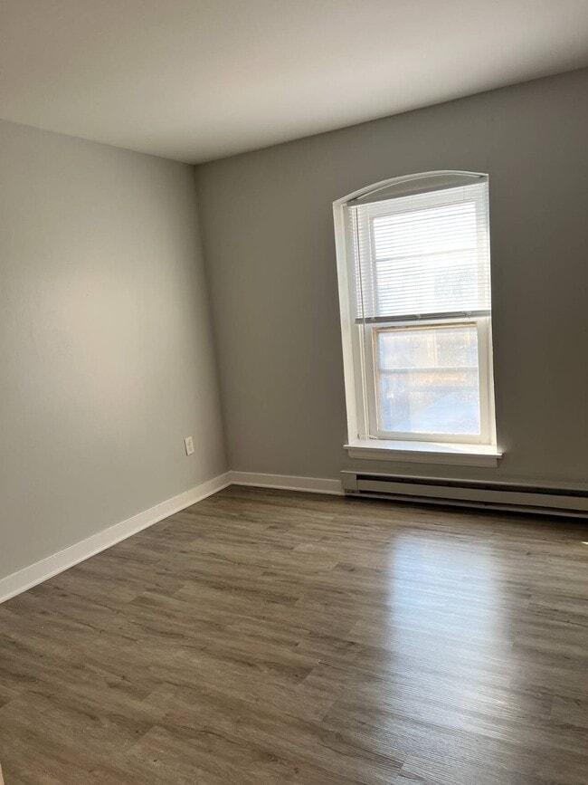 Building Photo - 13 N College St