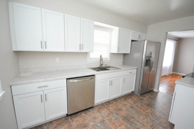 Building Photo - Impeccable updated home just blocks from downtown!