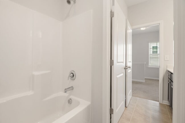 Building Photo - 3 Bed 2.5 Bath End Unit at Winsford At the Park!