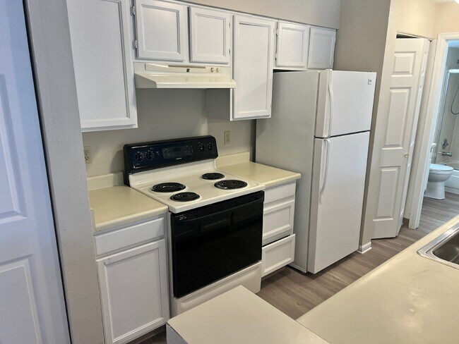 Building Photo - Cozy condo in the Chestnut Community!