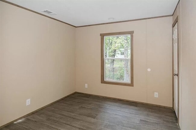 Building Photo - 102 Skylark Dr