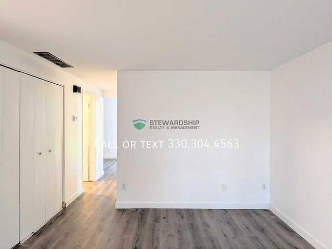 Building Photo - 372 Oak Mnr Ave NE