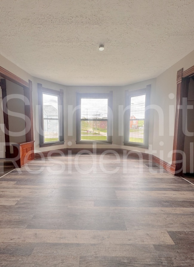 Building Photo - **MOVE IN SPECIAL $200 SECURITY DEPOSIT**