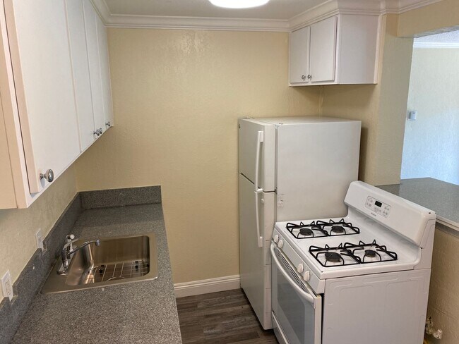 Building Photo - Welcome to SkyView Villa & Somerset Apartments!