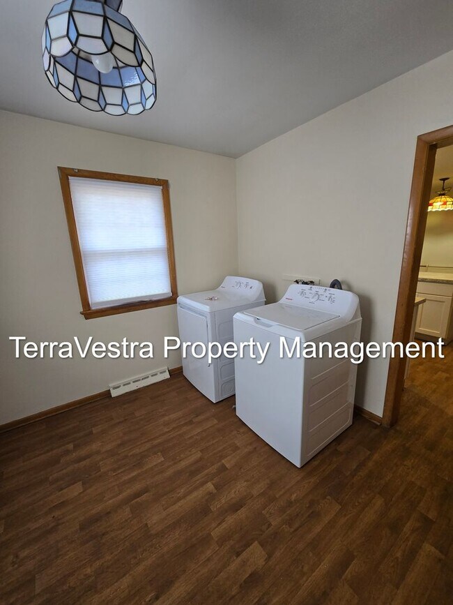 Building Photo - Available 1/2026! 6 Bedroom College Rental 2 Kitchens!!