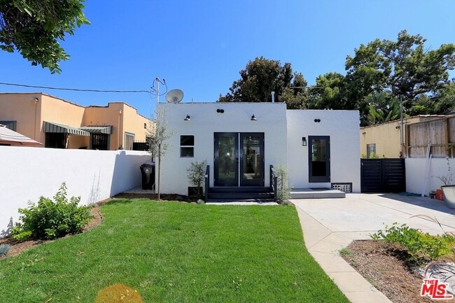 Building Photo - 3835 Hollypark Pl